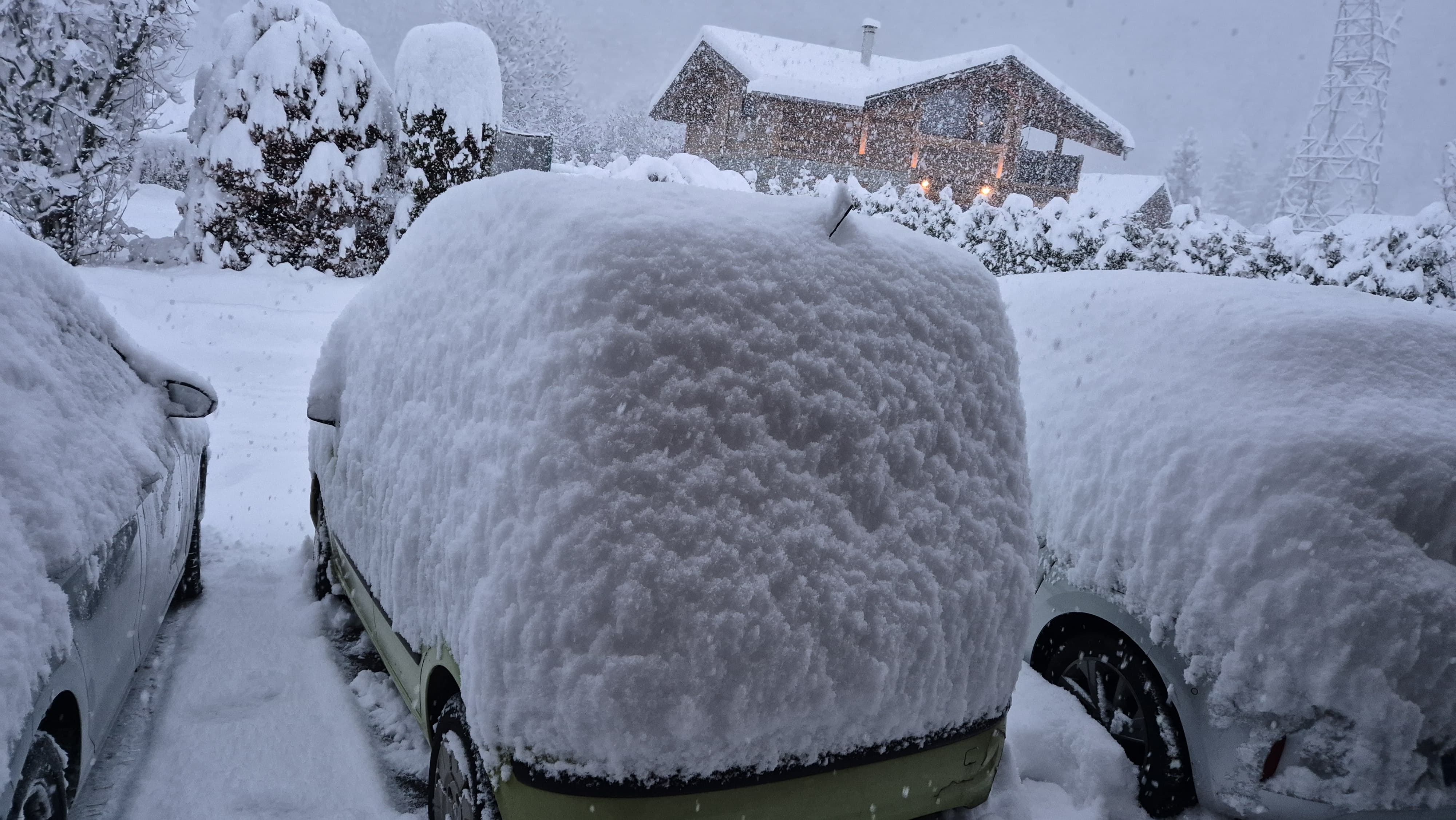 Snow disruption in Chmaons to roads, train & ski areas 23 Dec 2024